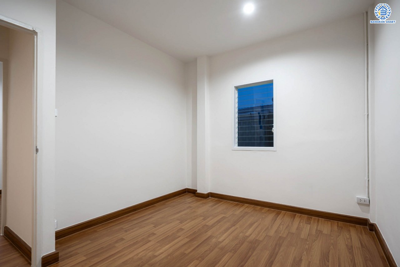 บ้านมือสองตกแต่งใหม่ โครงการ สวนกุหลาบ ติวานนท์-แจ้งวัฒนะ ติดถนนติวานนท์ ใกล้โรงเรียนสวนกุหลาบวิทยาลัย เนื้อที่ 27 ตร.ว. ฟังก์ชัน 3 ห้องนอน 2 ห้องน้ำ จอดรถได้ 1 คัน บนทำเลใกล้จุดขึ้นทางด่วน "ศรีรัช" และรถไฟฟ้าสายสีชมพู "สถานีปากเกร็ด"